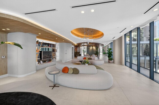 Building Photo - 700 NE 24th St