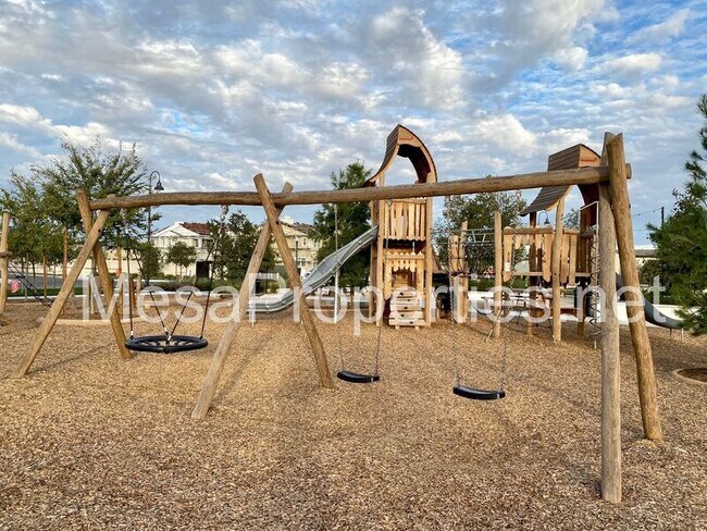 Building Photo - 3134 E La Avenida Dr