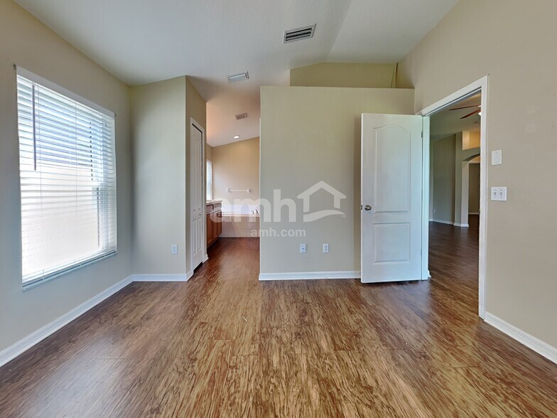 Building Photo - 4214 Hartford Lake Dr