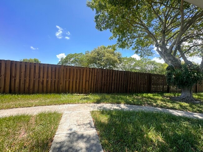Building Photo - 717 Tiffany Dr W
