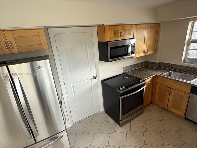 Building Photo - 1540 NE 191st St