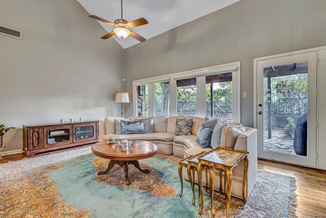 Building Photo - LUXURY 3-BEDROOM TOWNHOME IN ALAMO HEIGHTS