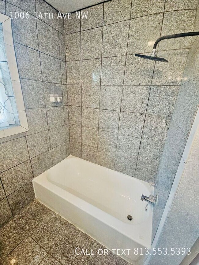 Building Photo - 1006 14th Ave NW