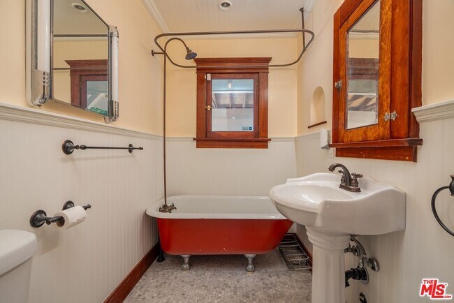 Building Photo - 4253 Fountain Ave