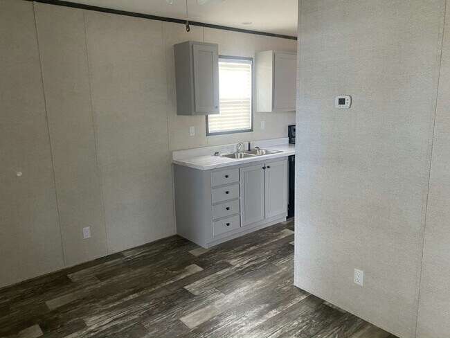 Building Photo - 1250 Lakeview Dr