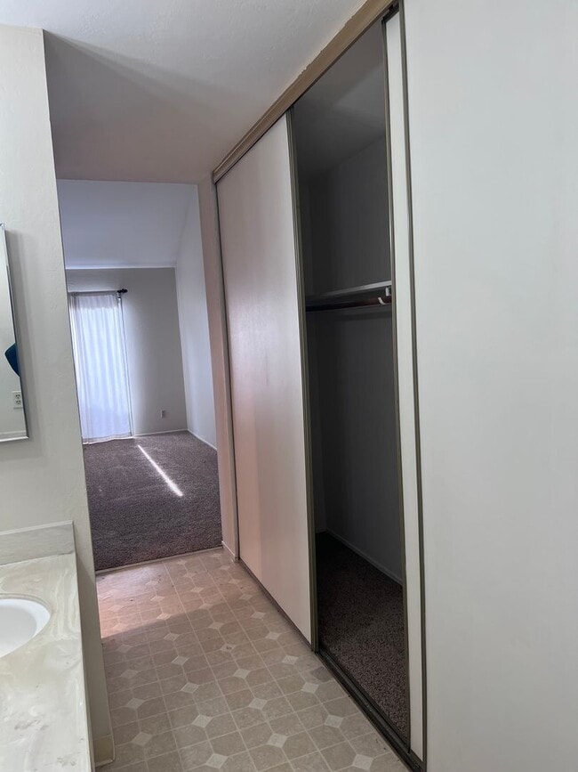 Building Photo - Large 3BR/2BA Townhouse, 2 Car Garage, Was...
