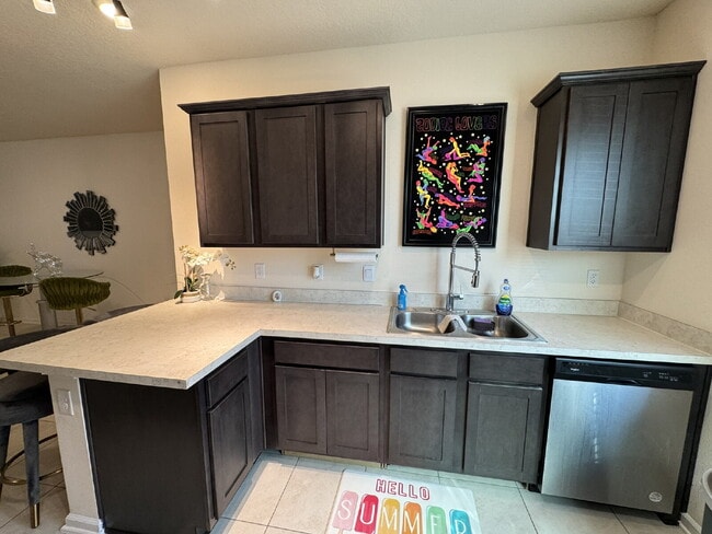 Building Photo - Deer Run Modern Townhome Near Downtown & B...