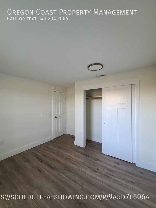 Building Photo - 1135 SE Oar Ave