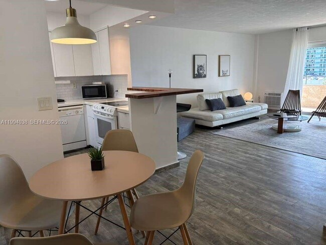 Building Photo - 220 Kings Point Dr