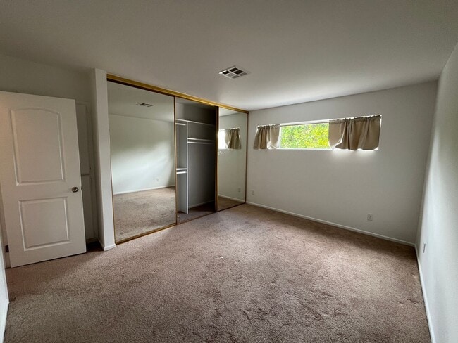 Building Photo - Pet friendly 2+1 w/private yard + in-unit laundry!