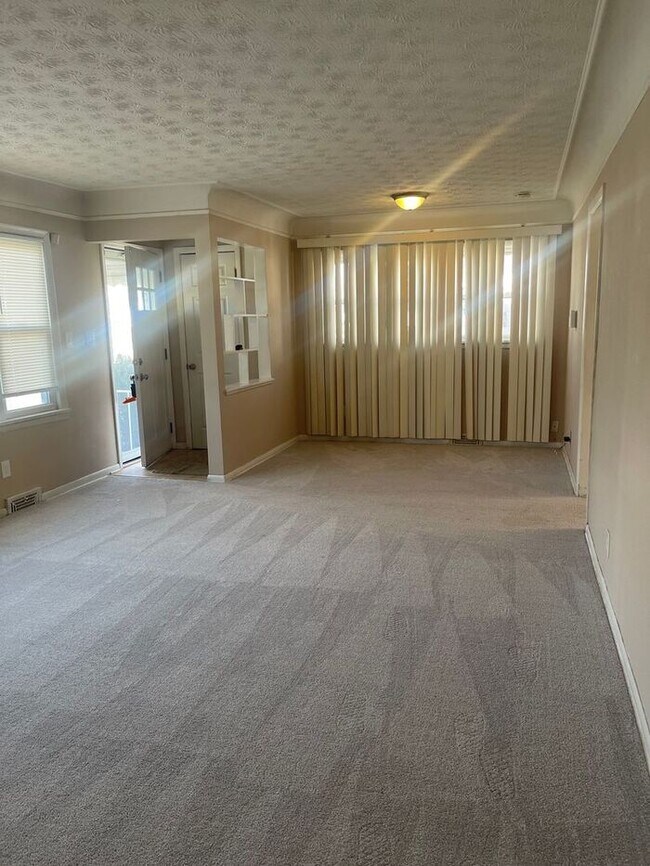 Building Photo - Charming ranch in wonderful neighborhood