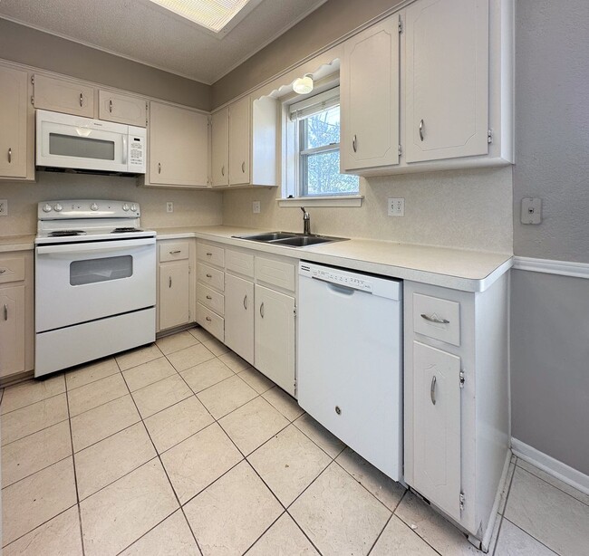 Building Photo - Charming 3-Bedroom, 2-Bathroom Home – Avai...