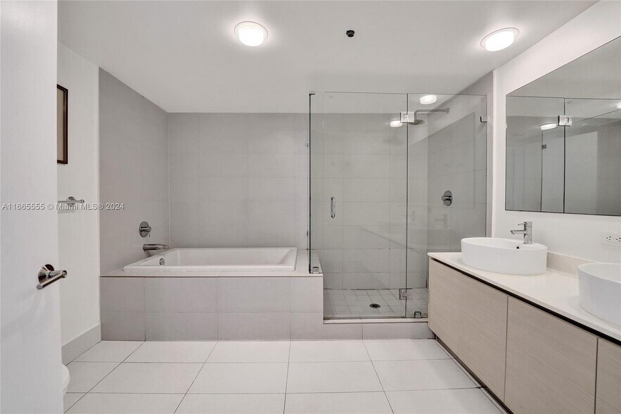 Building Photo - 2602 E Hallandale Beach Blvd