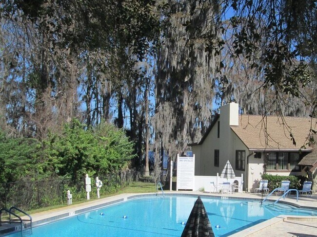 Building Photo - 2225 Lark Cir W