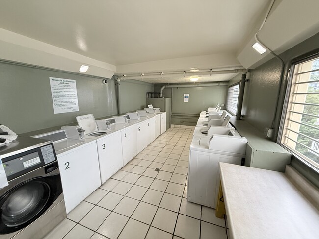 Building Photo - 2211 Ala Wai Blvd