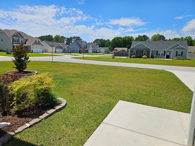 Building Photo - 3 Bedroom, 2 bath unfurnished home located in Bridgeport Community in Sneads Ferry