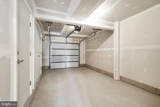 Building Photo - 6056 Beake St