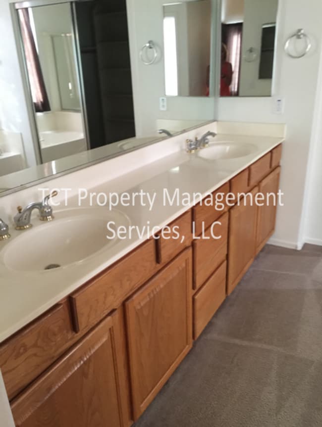 Building Photo - Large 4 Bed/2.5 Bath with 3 car garage in Glendale!