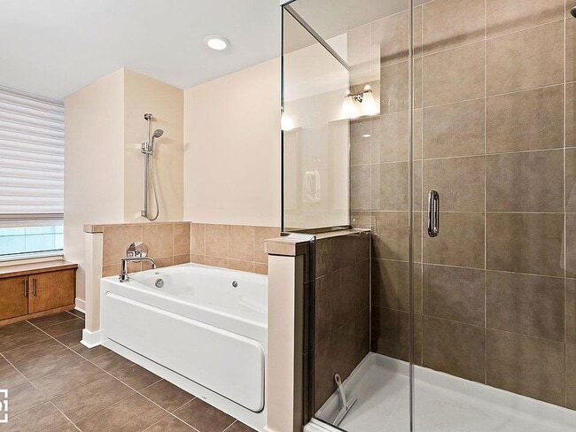 Building Photo - 505 N McClurg Ct