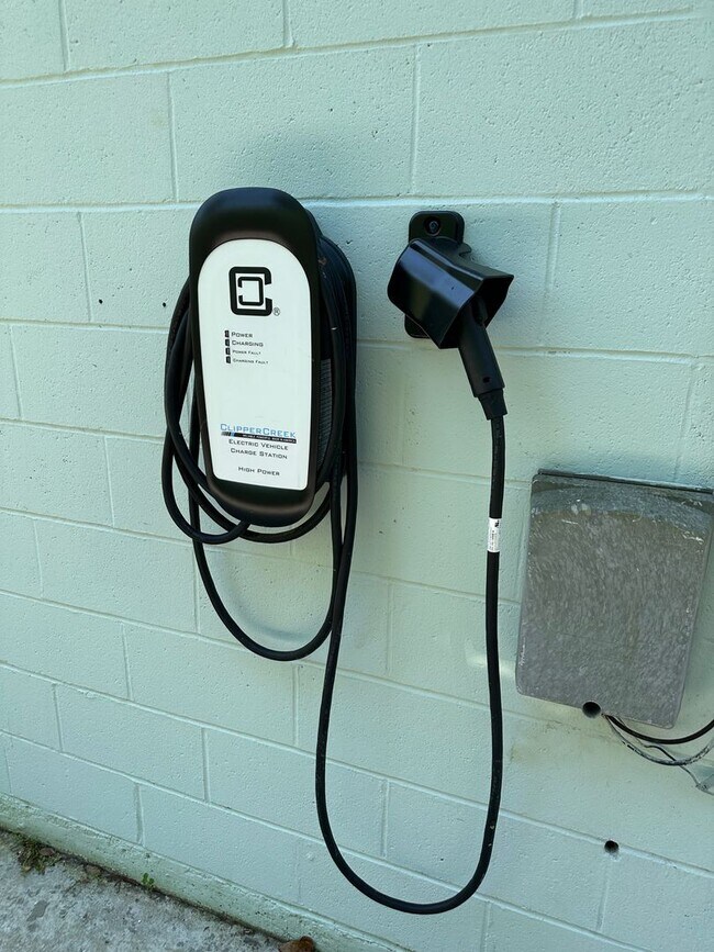 Building Photo - Midtown Rental in Forest Hills