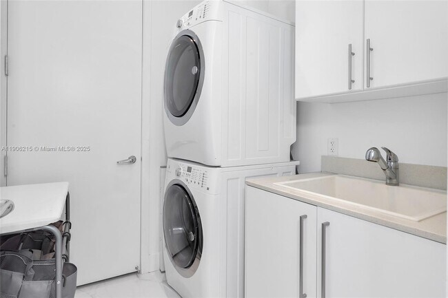 Building Photo - 16901 Collins Ave