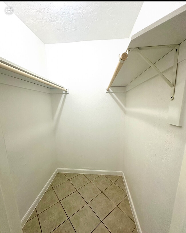 Building Photo - 831-832 Deerpass Dr