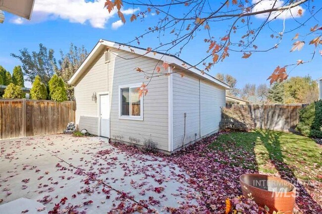 Building Photo - SE Boise 2 Story Charmer