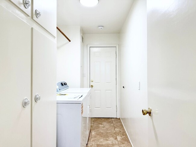 Building Photo - Single Level Duplex!