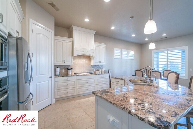 Building Photo - Stunning 2 Bedroom Fully Furnished Home. Community Pool & Mini Golf!