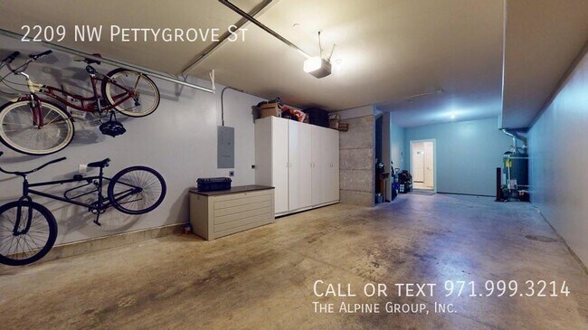 Building Photo - 2209 NW Pettygrove St