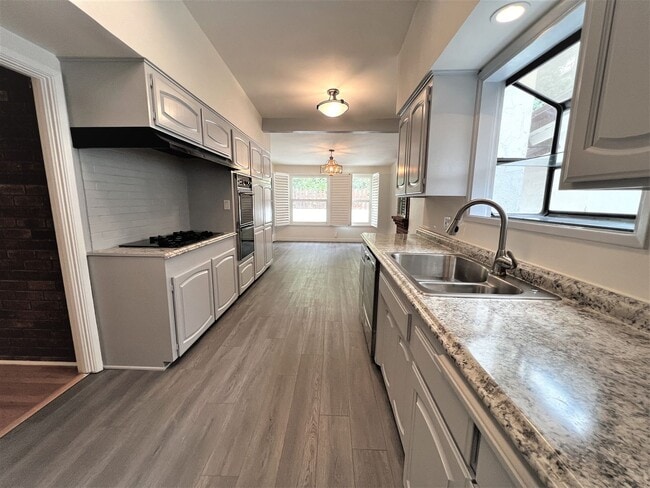 Building Photo - Gorgeous 3 Bedroom 1.5 Bath Home located i...