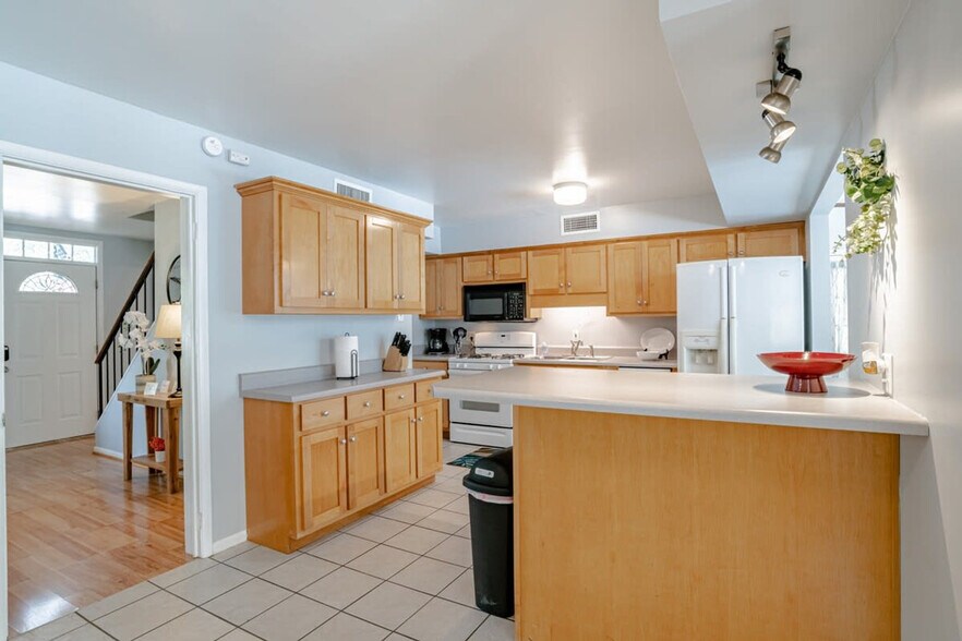 Building Photo - 304 N University Blvd