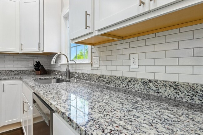 Building Photo - Immaculate Townhouse with Finished Basement
