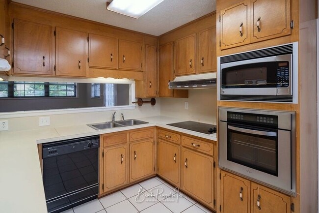 Building Photo - 6395 Duquesne Dr