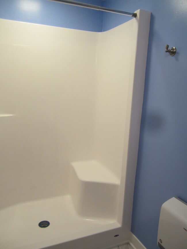 Shower seat - 3622 Humboldt Ave N