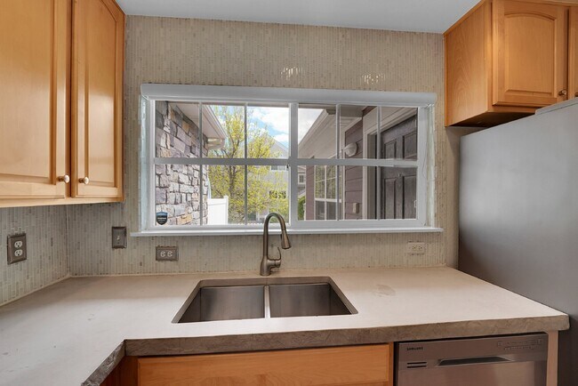 Building Photo - $3,125 - 3Bed/ 3.5 Bath Townhome with Finished Basement and Fireplace in Broomfield!