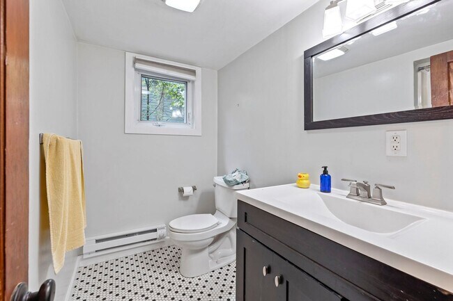 Building Photo - Charming Black Mountain Rental!