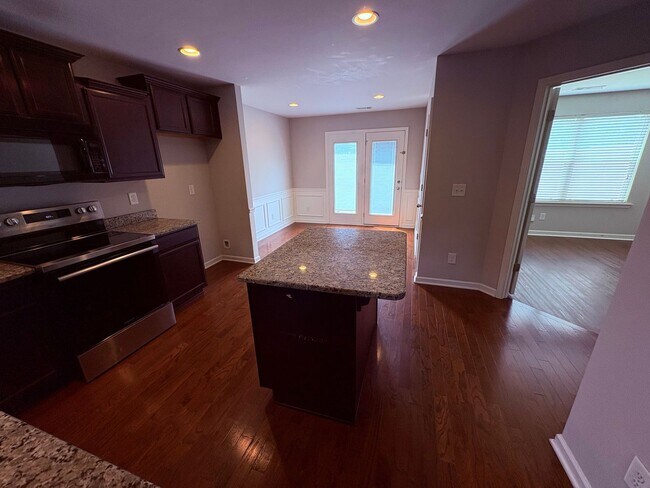 Building Photo - Stunning Stratford Park Townhome
