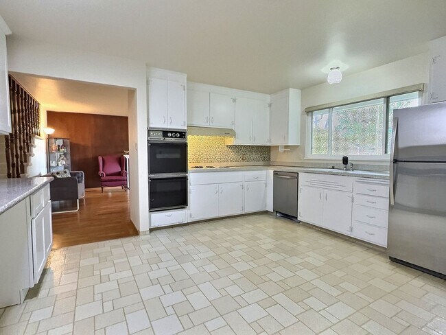Building Photo - 6BD/3BA – Spacious West San Jose home near...