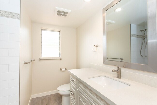 Building Photo - Beautiful 4 bed/2 bath single-story home w/ocean view! Close to the Beach & Carlsbad Village!