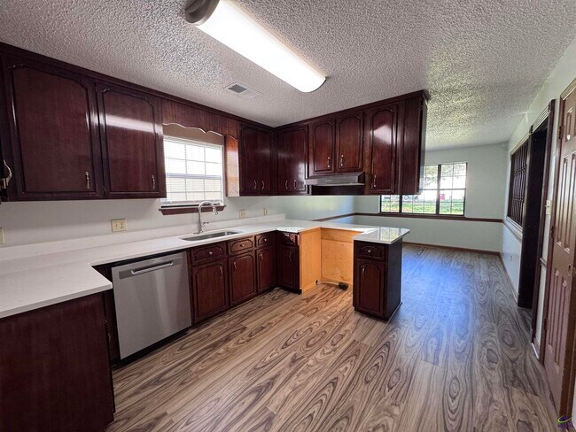 Building Photo - 111 Rainbow Ave