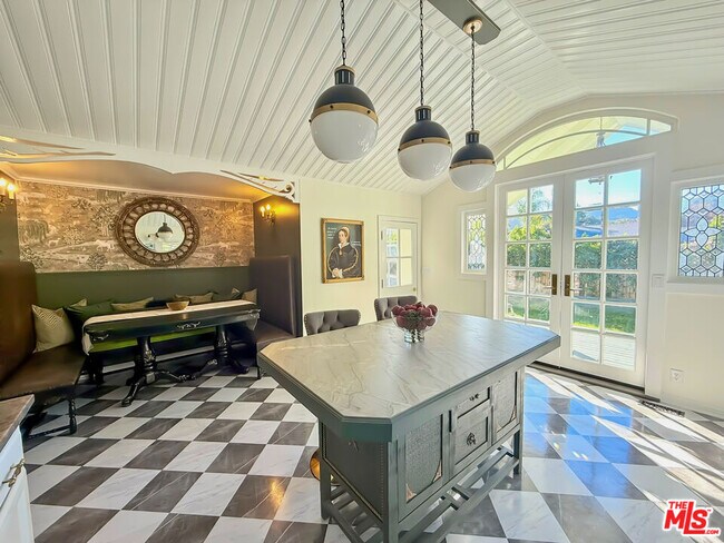 Building Photo - 370 Main St