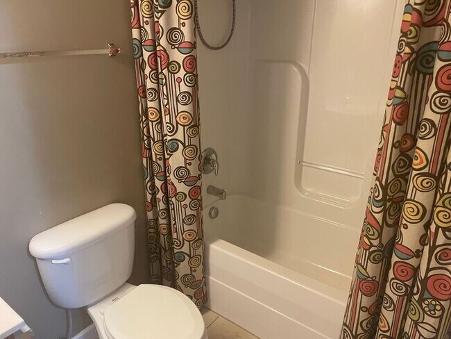 Building Photo - Large 3 Bedroom/2.5 Bath/Bonus/Florida Room