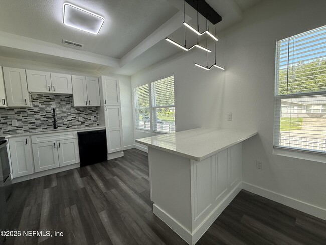 Building Photo - 823 Madison St