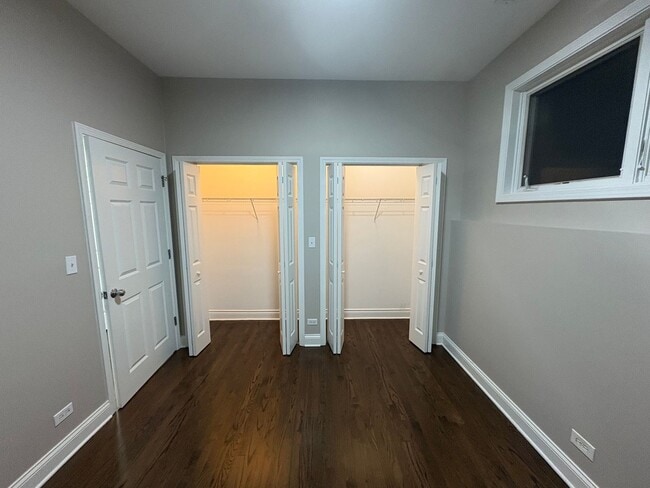 Building Photo - Spacious 2BD/2BA w/ High Ceilings + Modern...