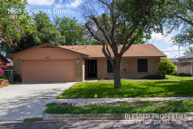 Building Photo - 1609 Ronstan Dr