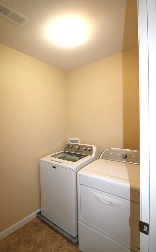 Building Photo - 643 Country Heights Dr