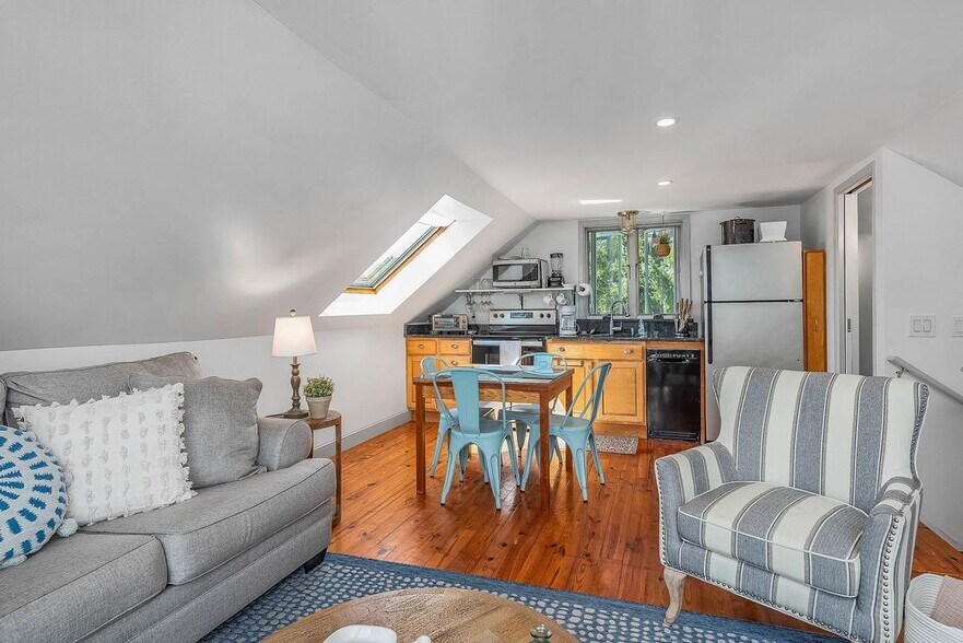 Building Photo - 1497 Ocean, Unit #1 Carriage House