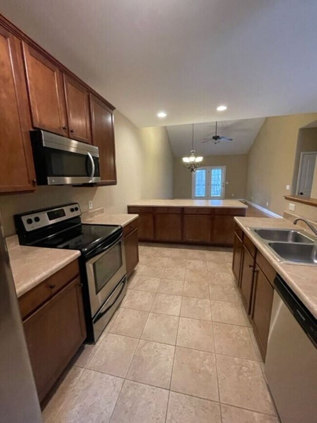 Building Photo - Spacious 3 Bed/ 3 Bath Townhome with two A...