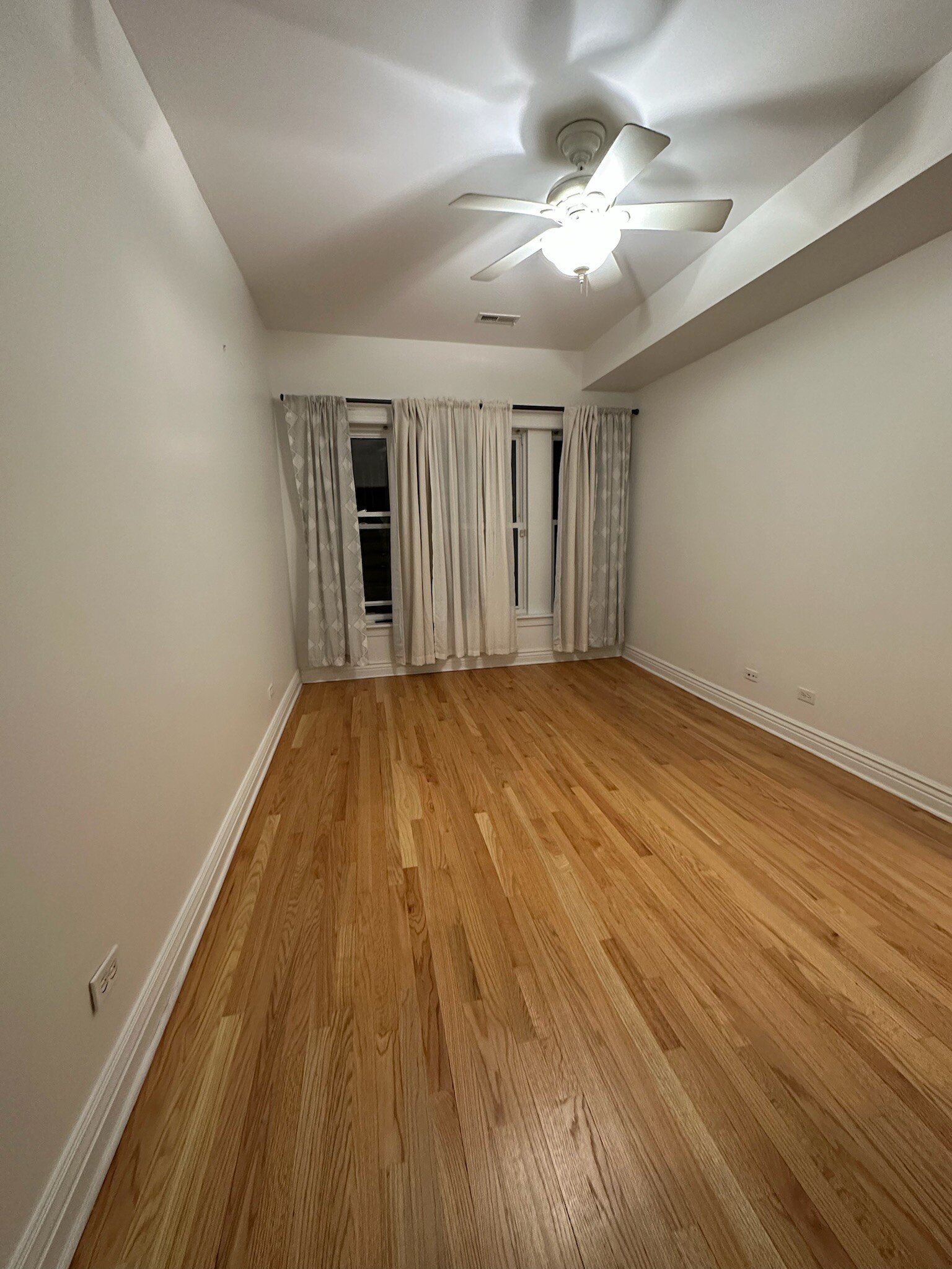 Main bedroom - 6709 N Lakewood Ave